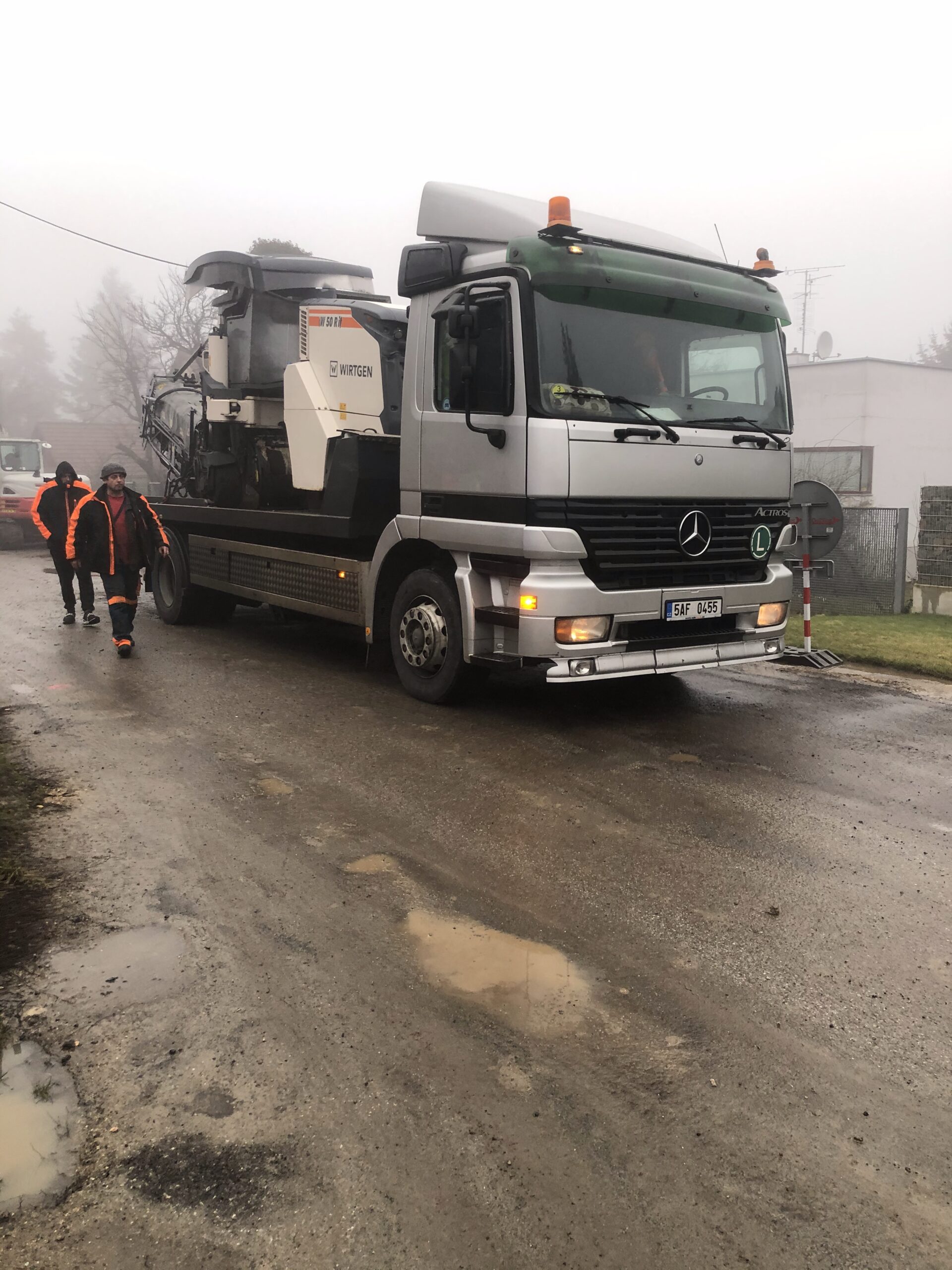 Frézovací technika při opravě silnice